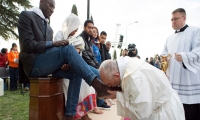 Paus Fransiskus membasuh kaki para narapidana di penjara kota Roma