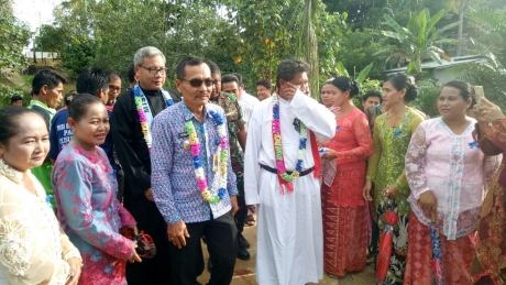 Penyambutan rombongan Tim Misi Umat Pasionis Indonesia secara adat oleh umat di Sekadau Kalimantan Barat