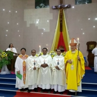 Uskup Sanggau Mgr.Yulius Menchucini bersama Fr.Karis Dala Koli CP, Fr.Aluysius Sigit Pranowo CP, dan Fr.Maksi Alfried Sihabit CP